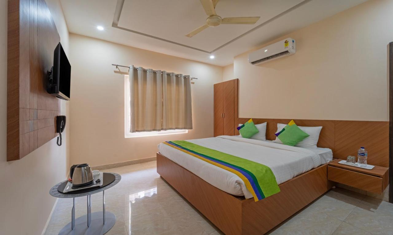 Treebo Raj Palace Hotel Varanasi Exterior photo